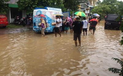 Relawan Ibas Sambangi Korban Banjir Ponorogo 